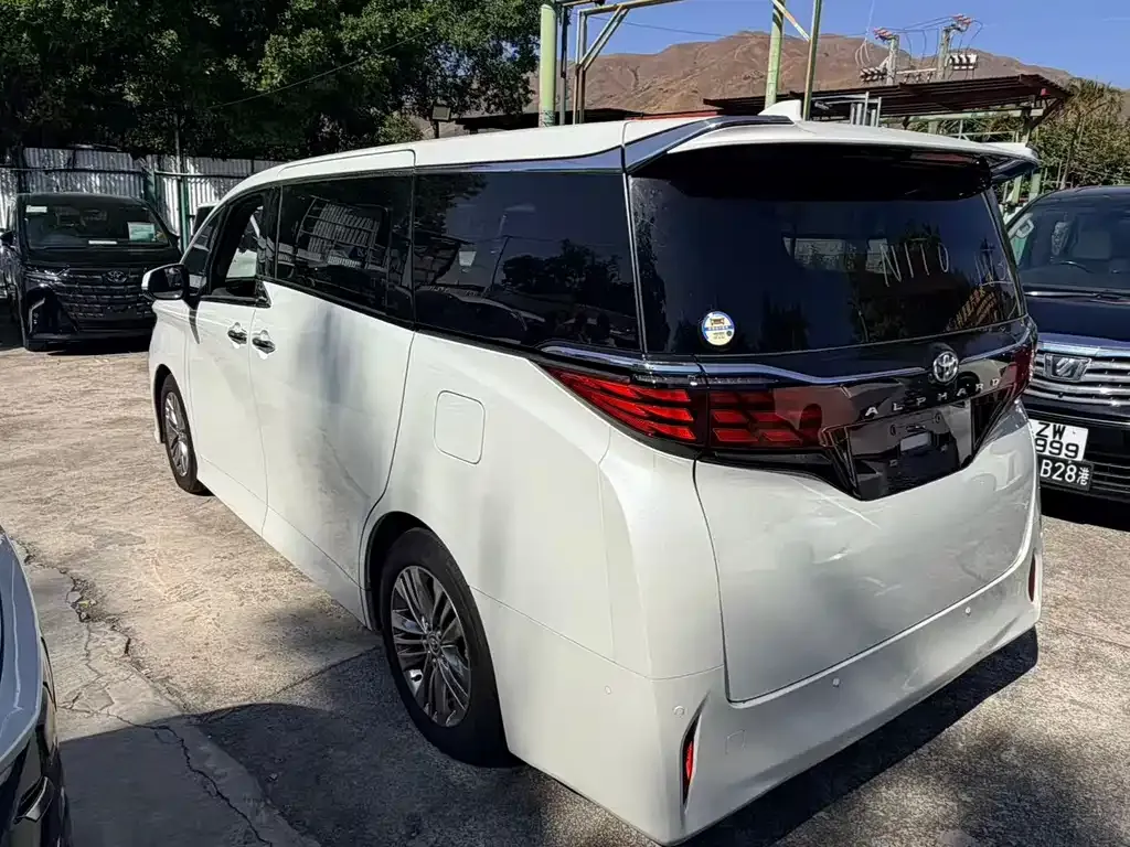 Toyota Alphard — фото 5