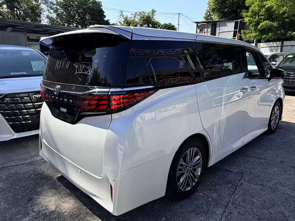 Toyota Alphard — фото 8