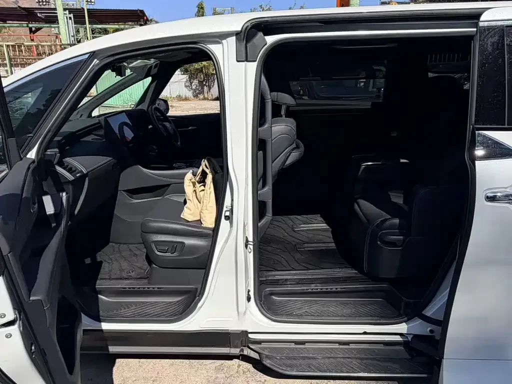 Toyota Alphard — фото 4