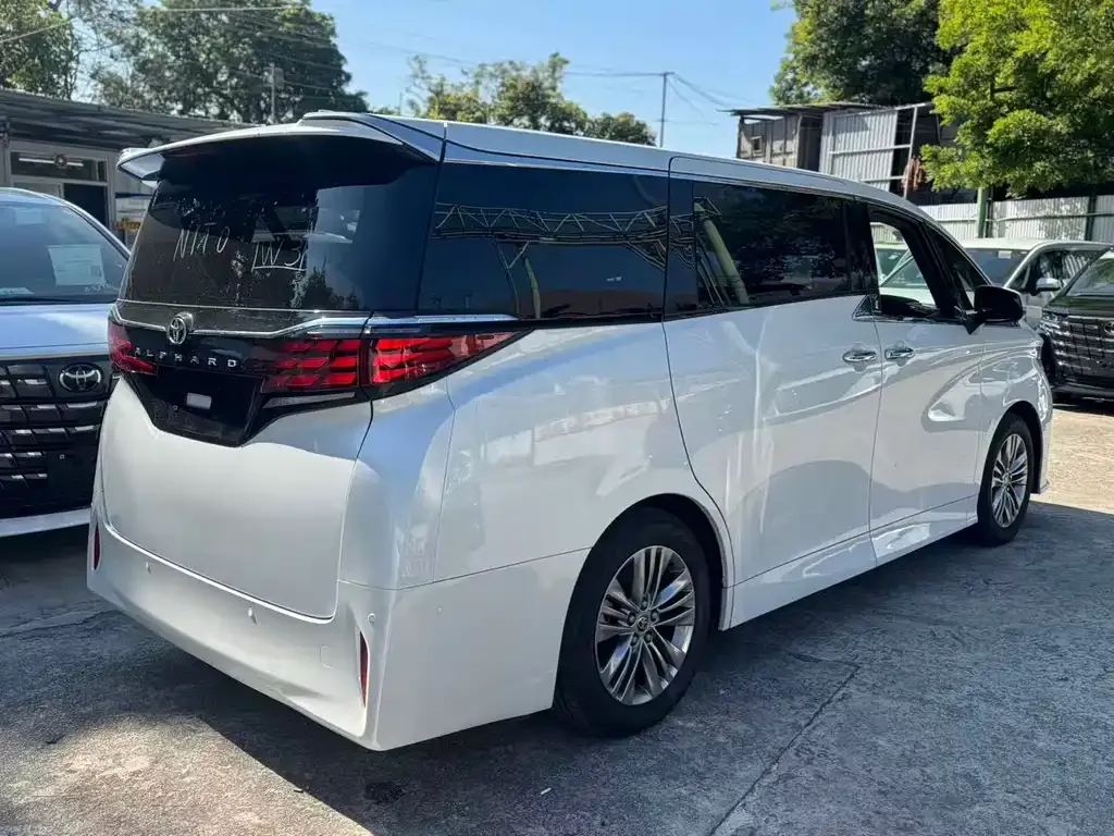 Toyota Alphard — фото 9