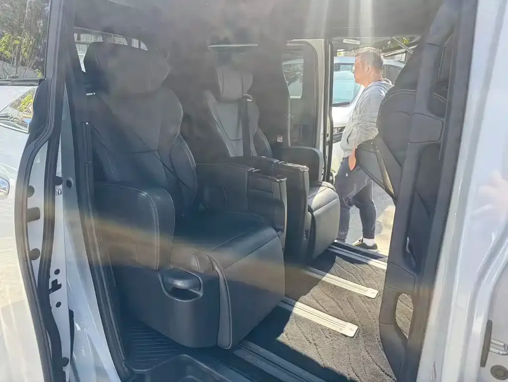 Toyota Alphard — фото 6