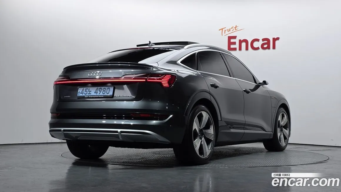 Audi e-tron — фото 5