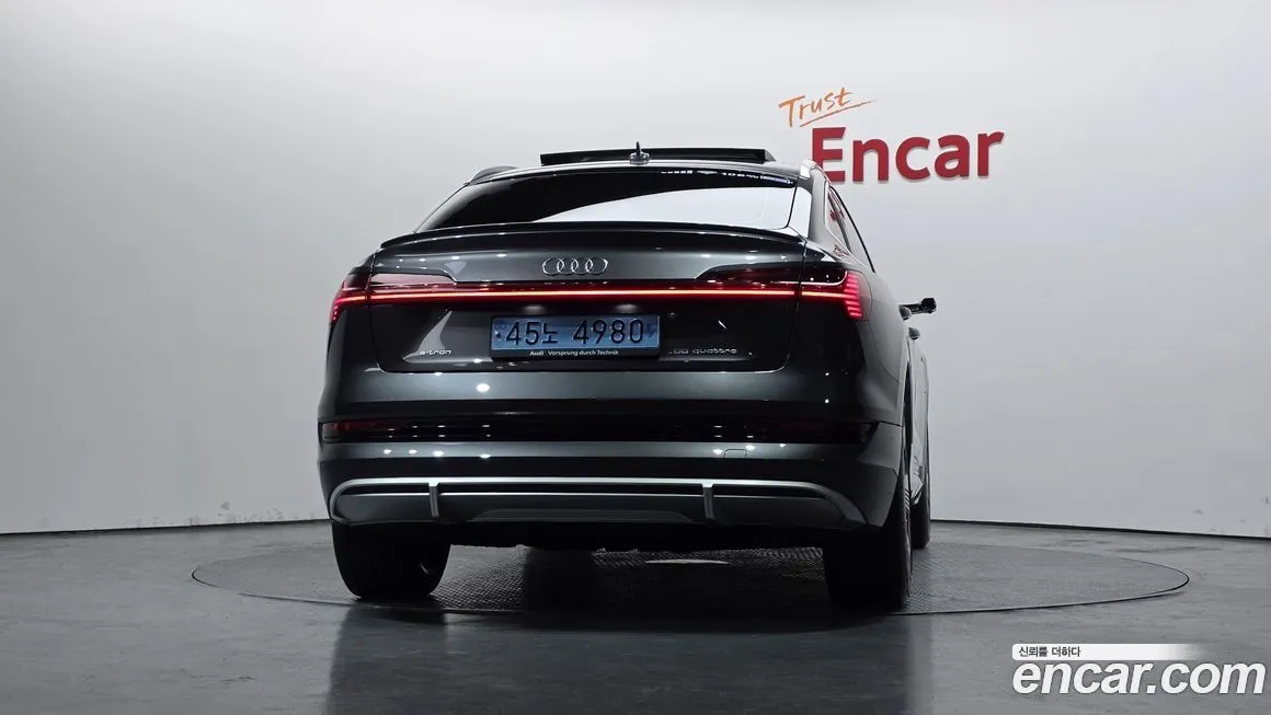 Audi e-tron — фото 3