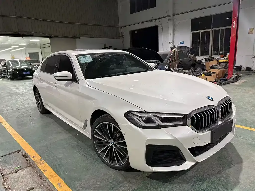 BMW 5 Series — фото 1
