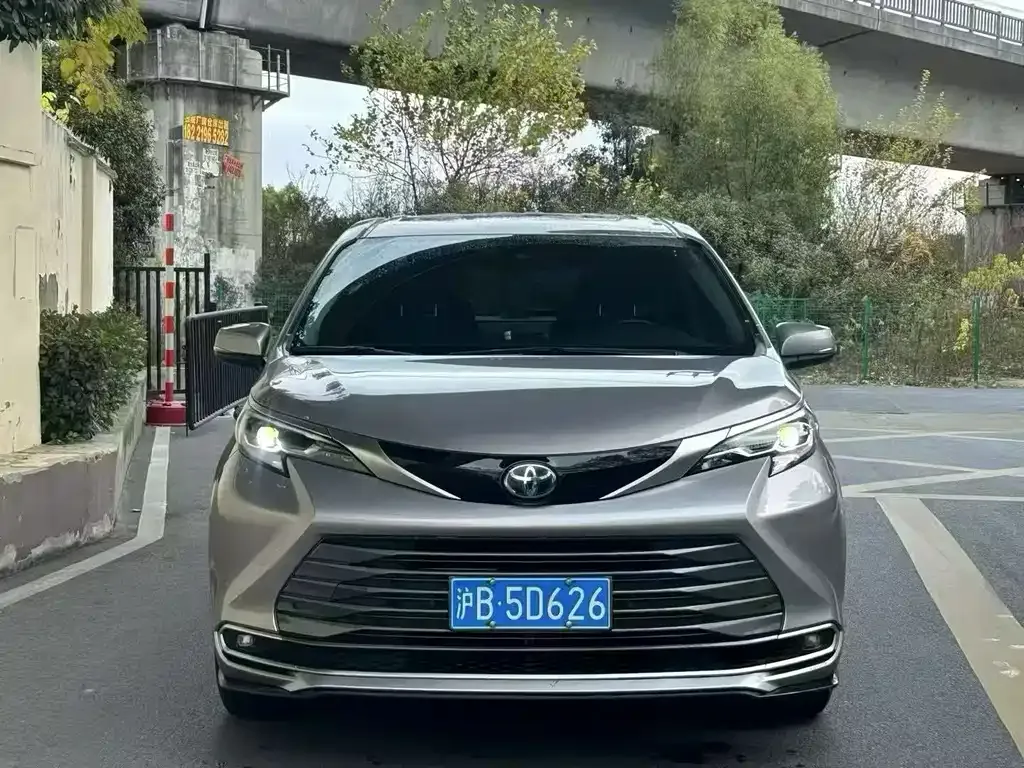 Toyota Sienna — фото 1