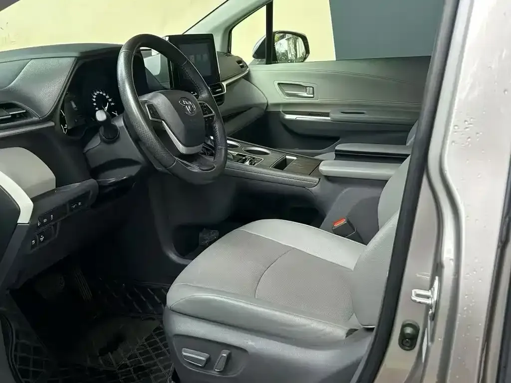 Toyota Sienna — фото 4