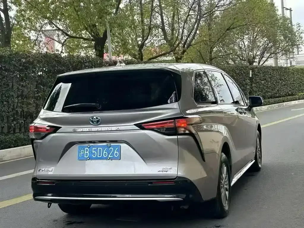 Toyota Sienna — фото 8