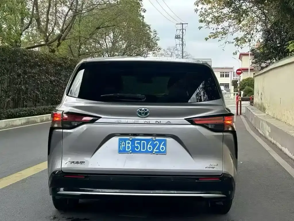 Toyota Sienna — фото 5