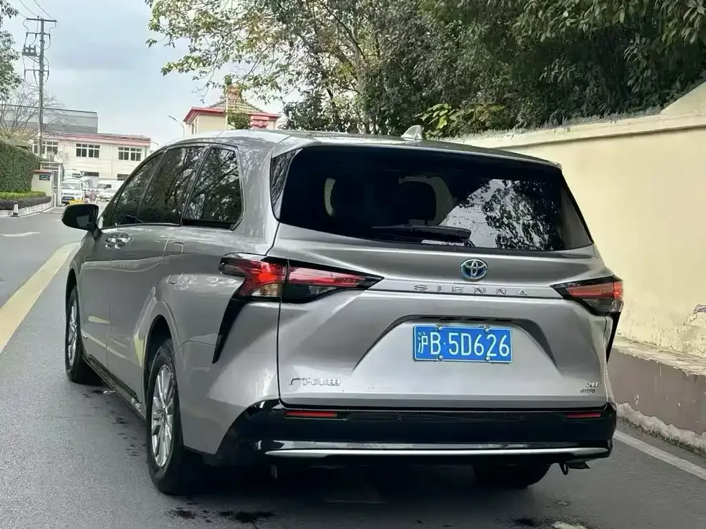Toyota Sienna — фото 7