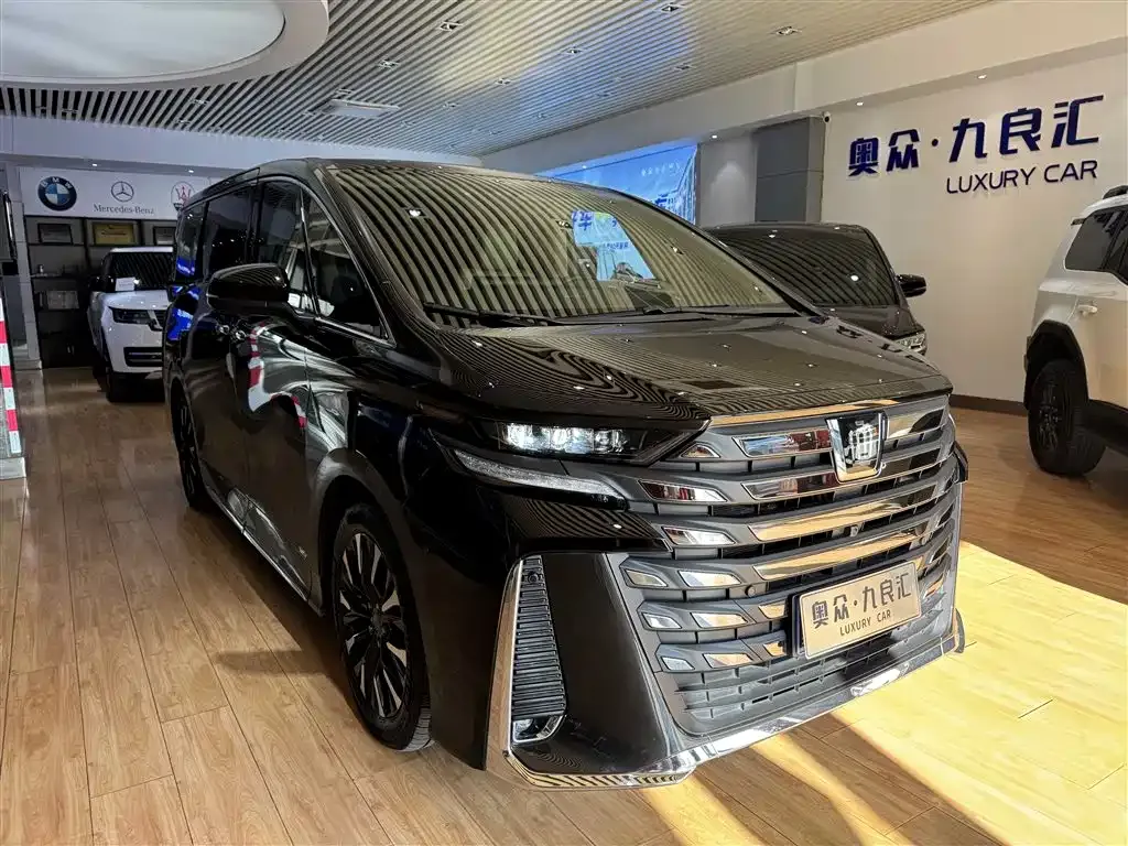 Toyota Vellfire — фото 1