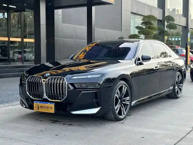 BMW 7 Series — фото 1