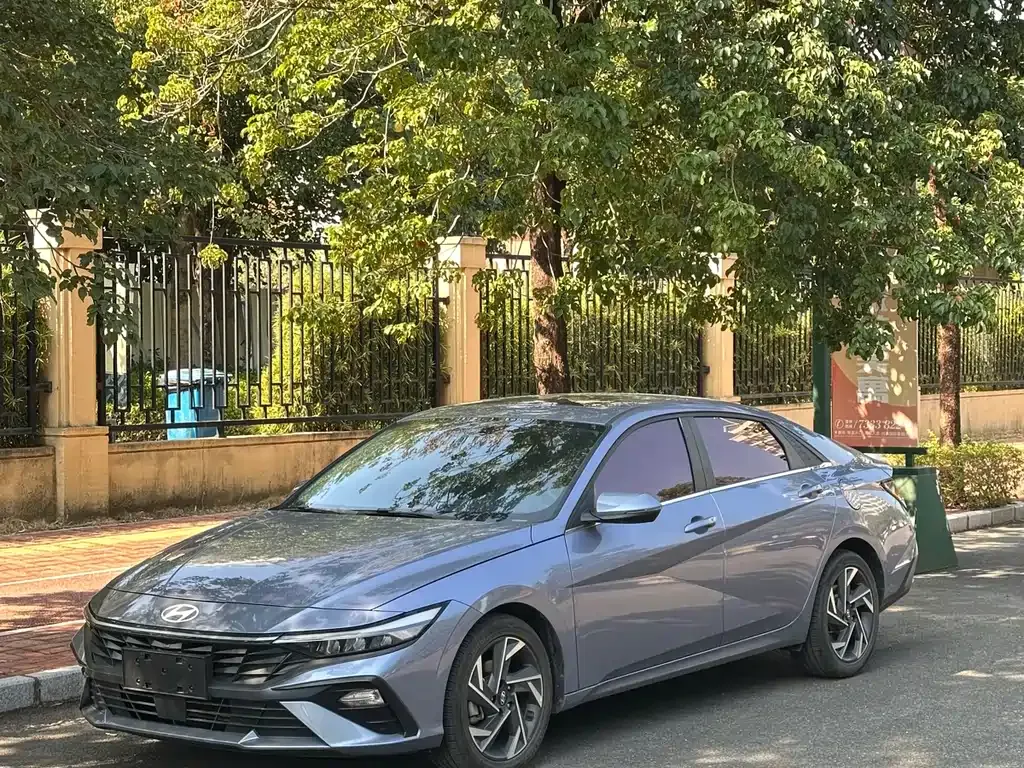 Hyundai Elantra — фото 1
