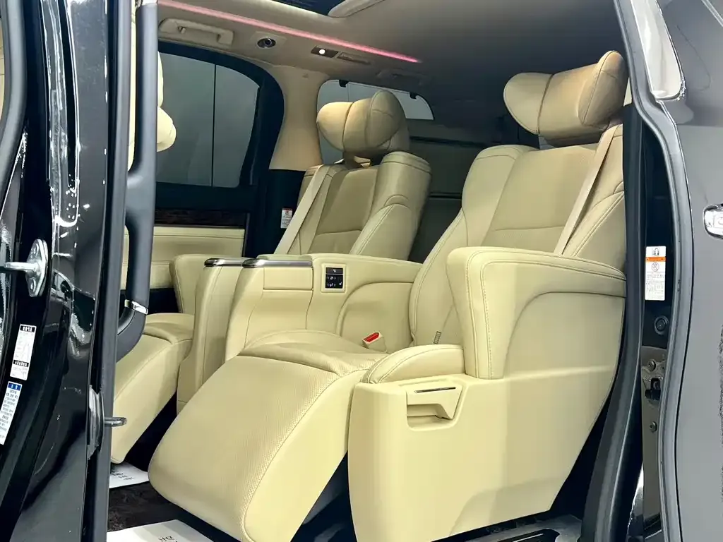 Toyota Alphard — фото 7
