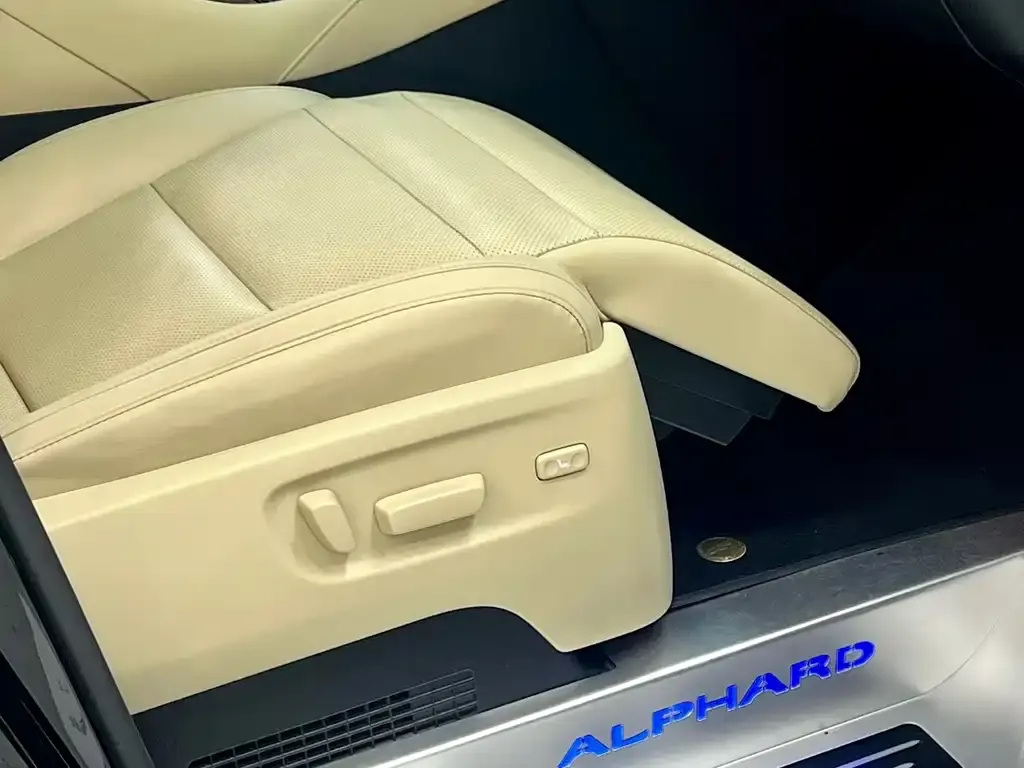 Toyota Alphard — фото 3