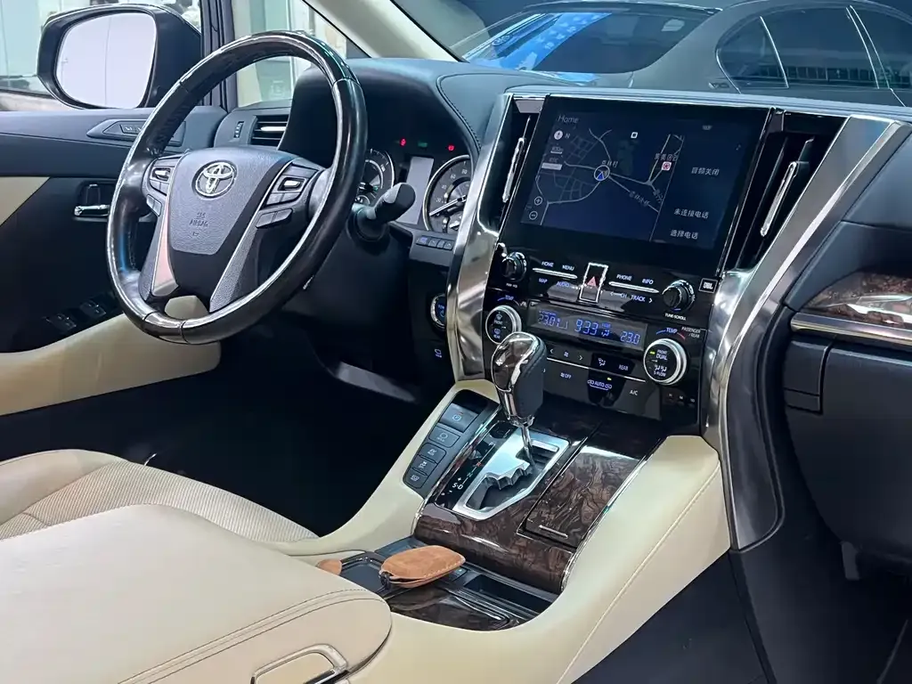 Toyota Alphard — фото 9
