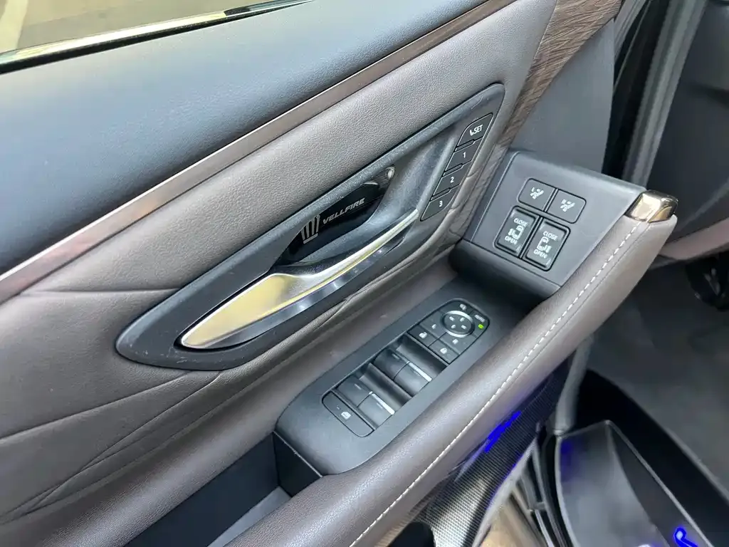 Toyota Vellfire — фото 5