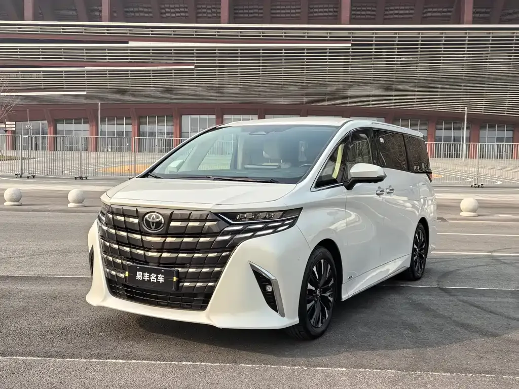 Toyota Alphard — фото 1