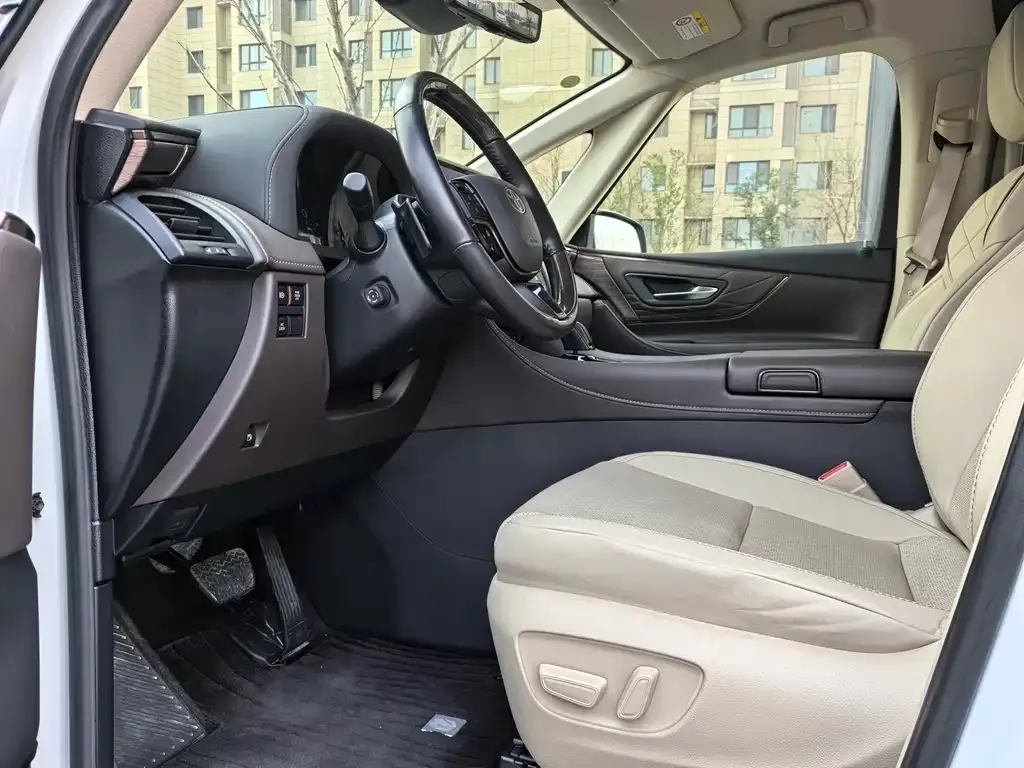 Toyota Alphard — фото 2