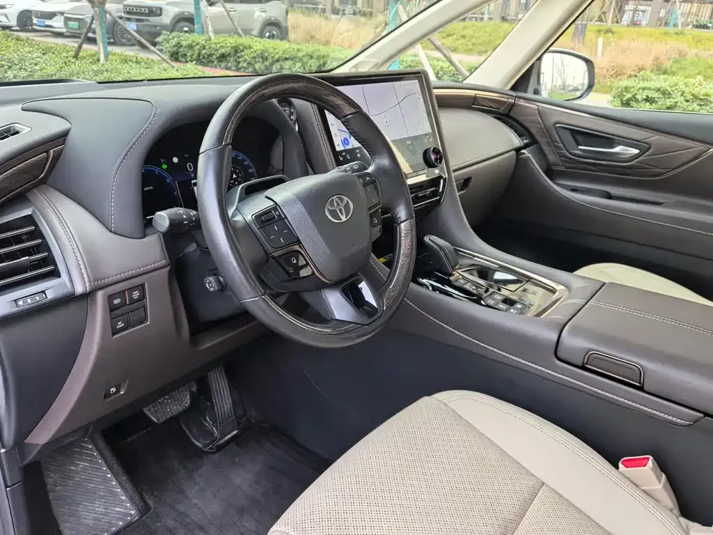Toyota Alphard — фото 7