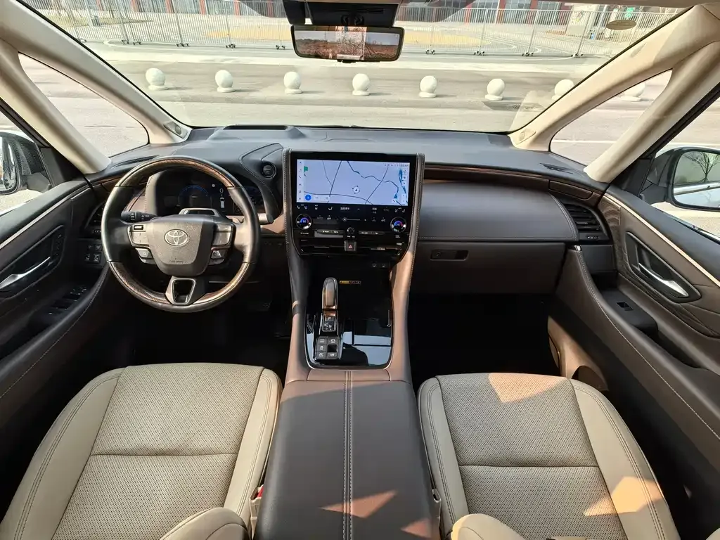 Toyota Alphard — фото 9