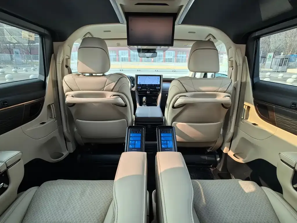 Toyota Alphard — фото 5