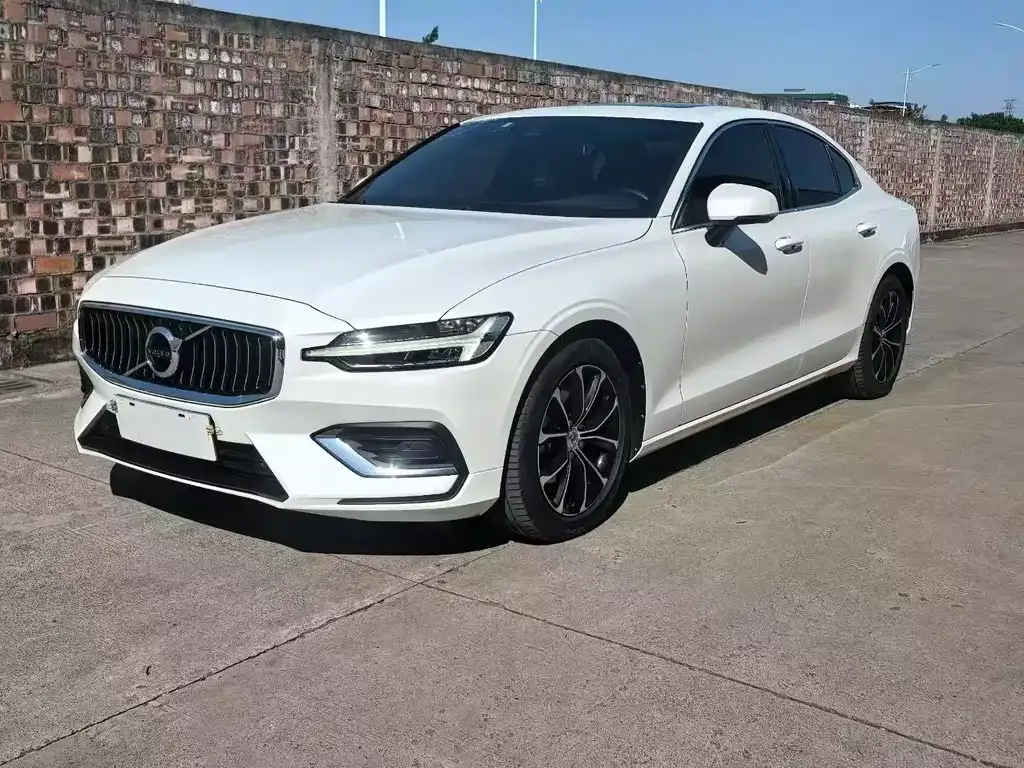Volvo S60 — фото 1