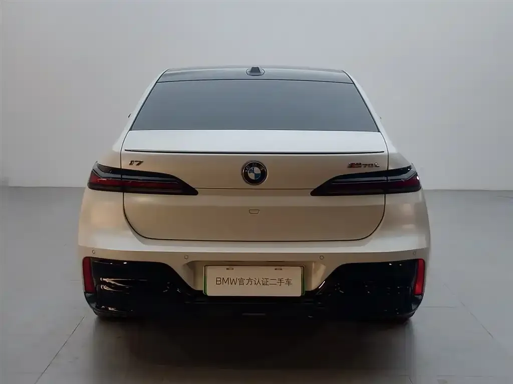 BMW i7 M70L — фото 3