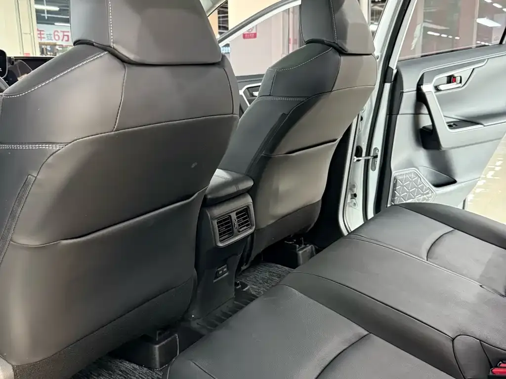 Toyota RAV4 — фото 6