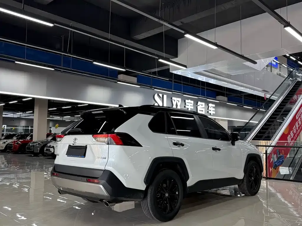 Toyota RAV4 — фото 7