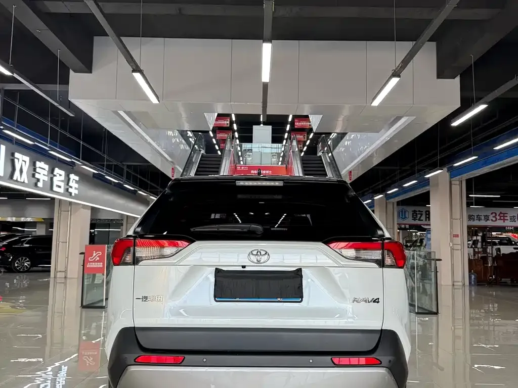 Toyota RAV4 — фото 8