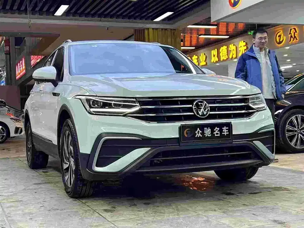 Volkswagen Tiguan L — фото 1