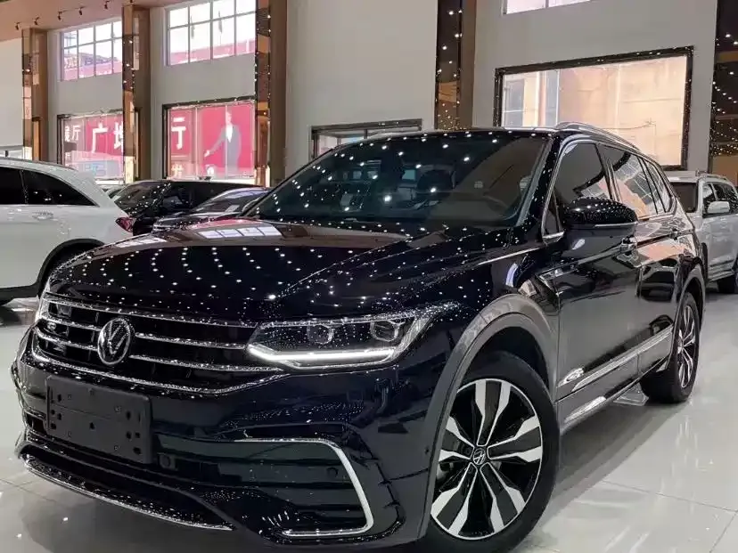 Volkswagen Tiguan L — фото 1