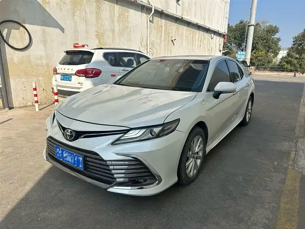 Toyota Camry — фото 1