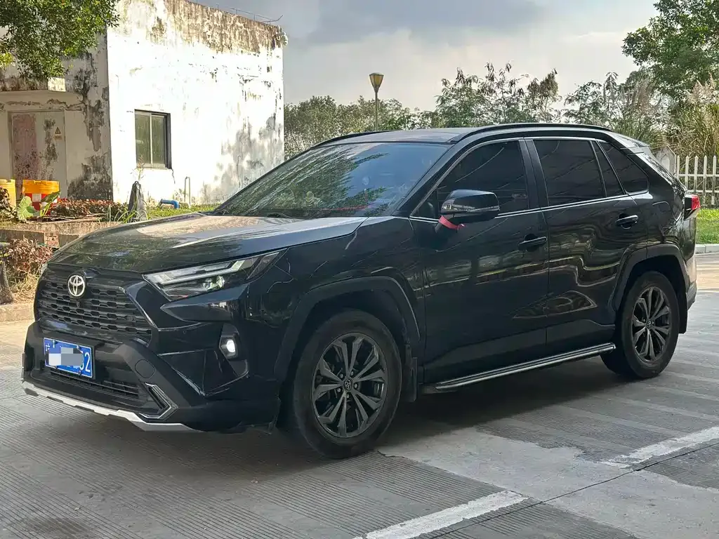 Toyota RAV4 — фото 1