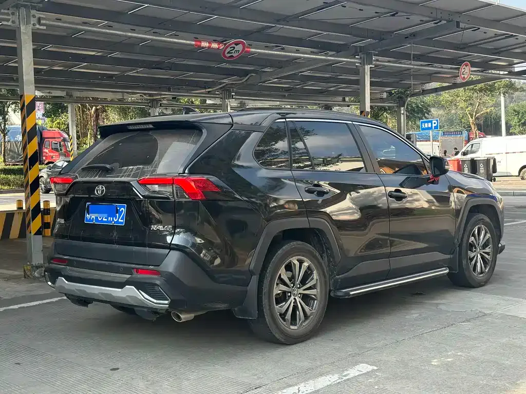 Toyota RAV4 — фото 7