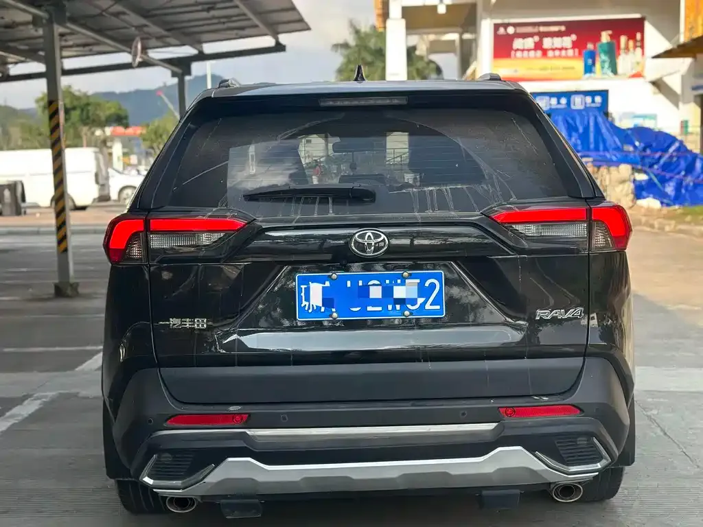 Toyota RAV4 — фото 8