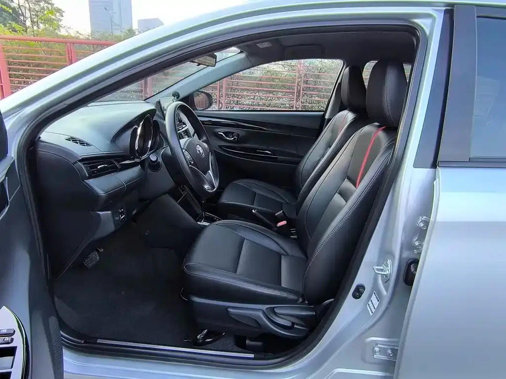 Toyota Yaris L — фото 3