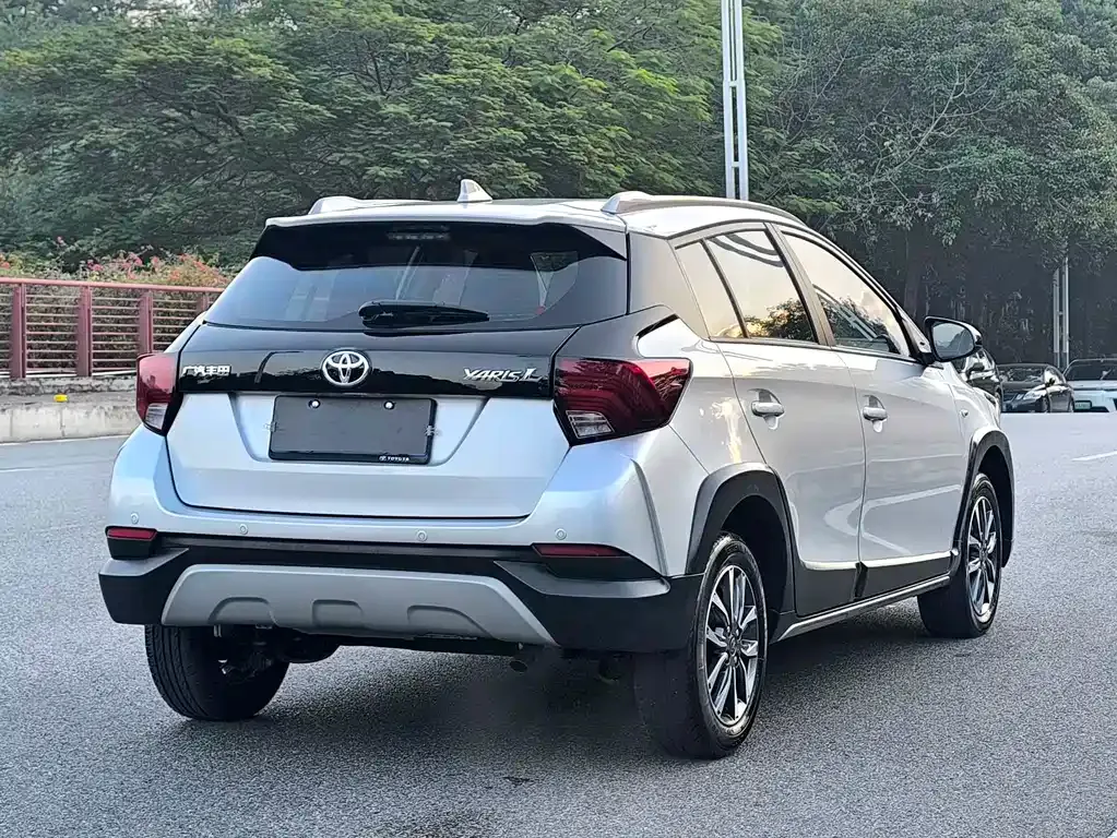 Toyota Yaris L — фото 10