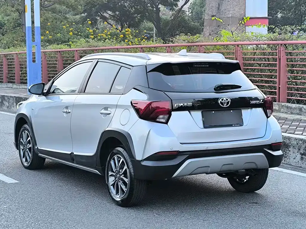 Toyota Yaris L — фото 8