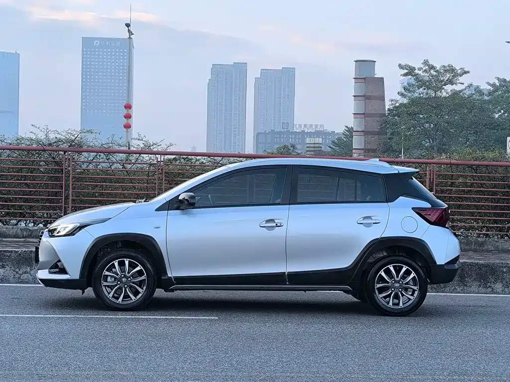 Toyota Yaris L — фото 5