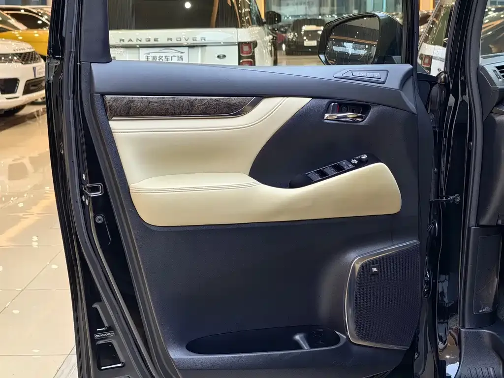 Toyota Vellfire — фото 2