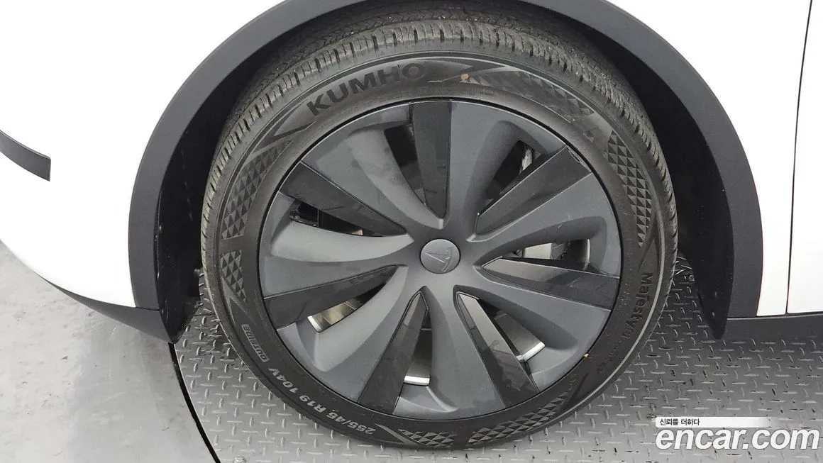 Tesla Model Y — фото 10