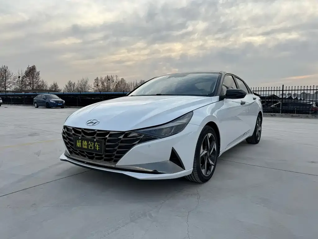 Hyundai Elantra — фото 1