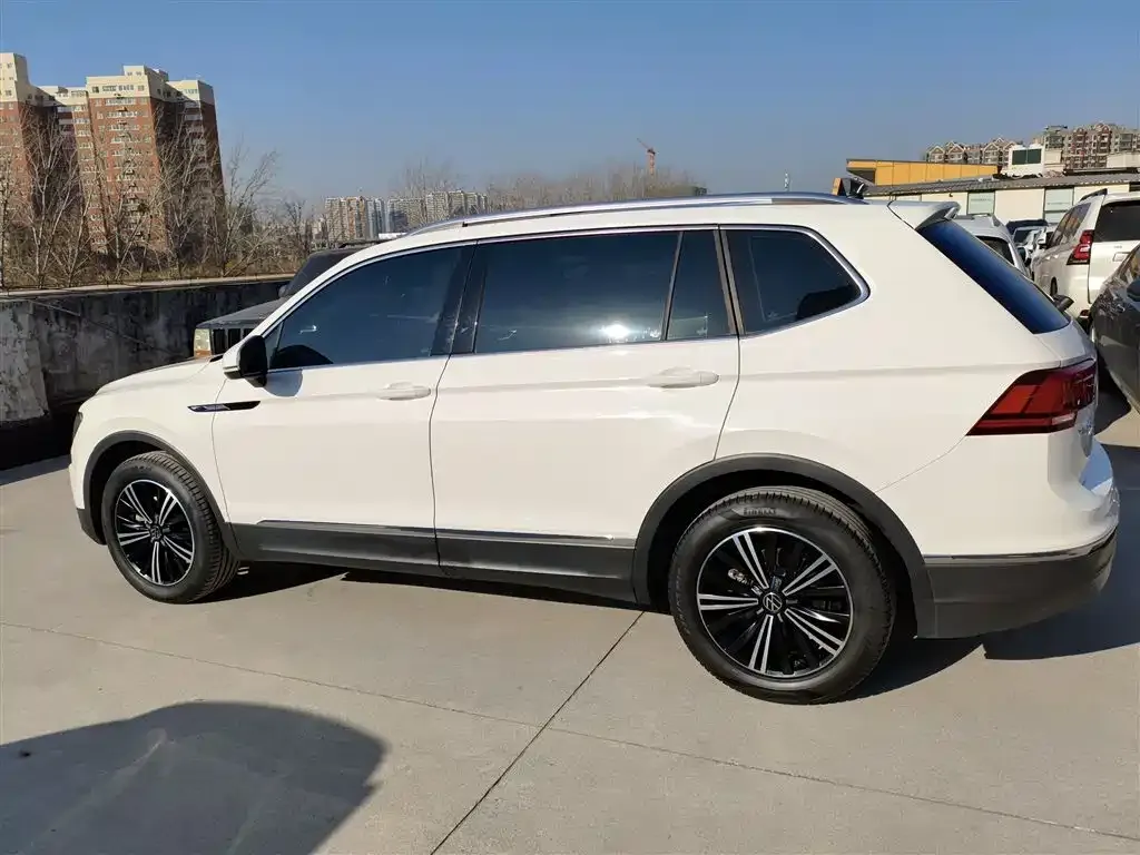 Volkswagen Tiguan L — фото 4