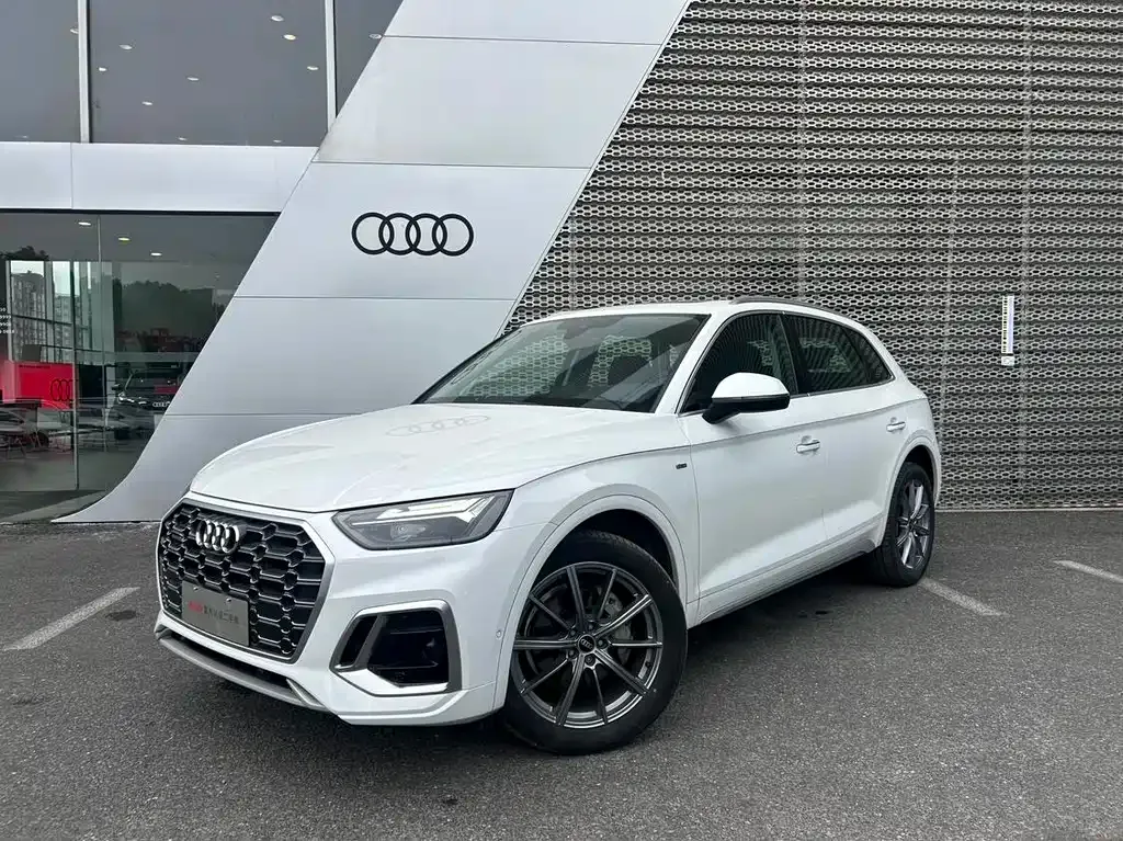 Audi Q5L — фото 1