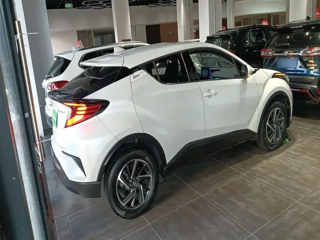 Toyota C-HR — фото 8