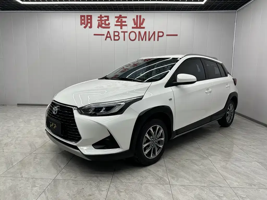 Toyota Yaris L — фото 1