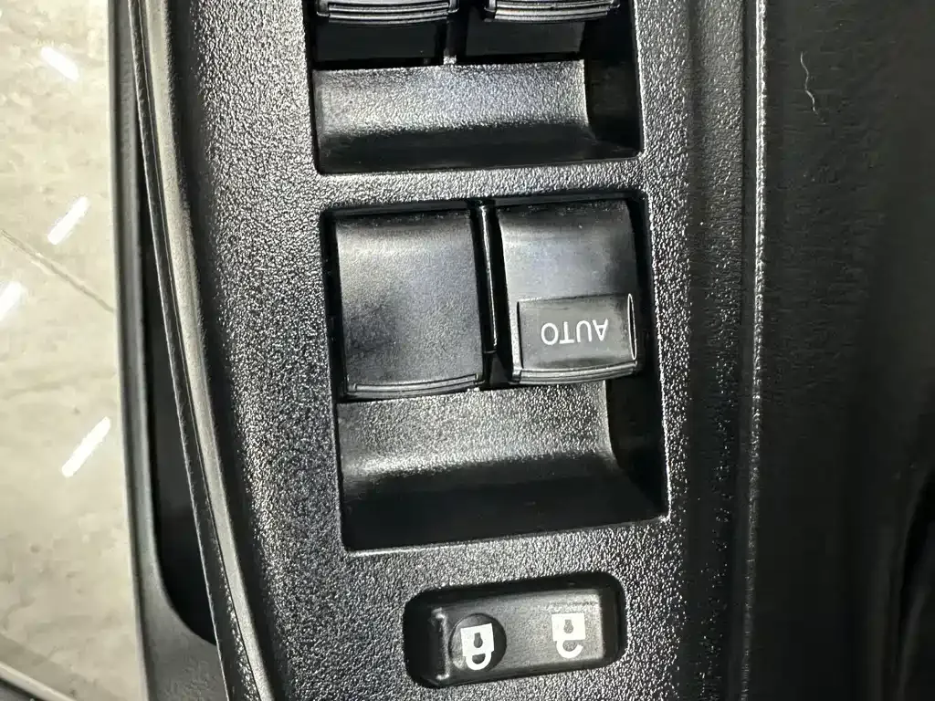 Toyota Yaris L — фото 10