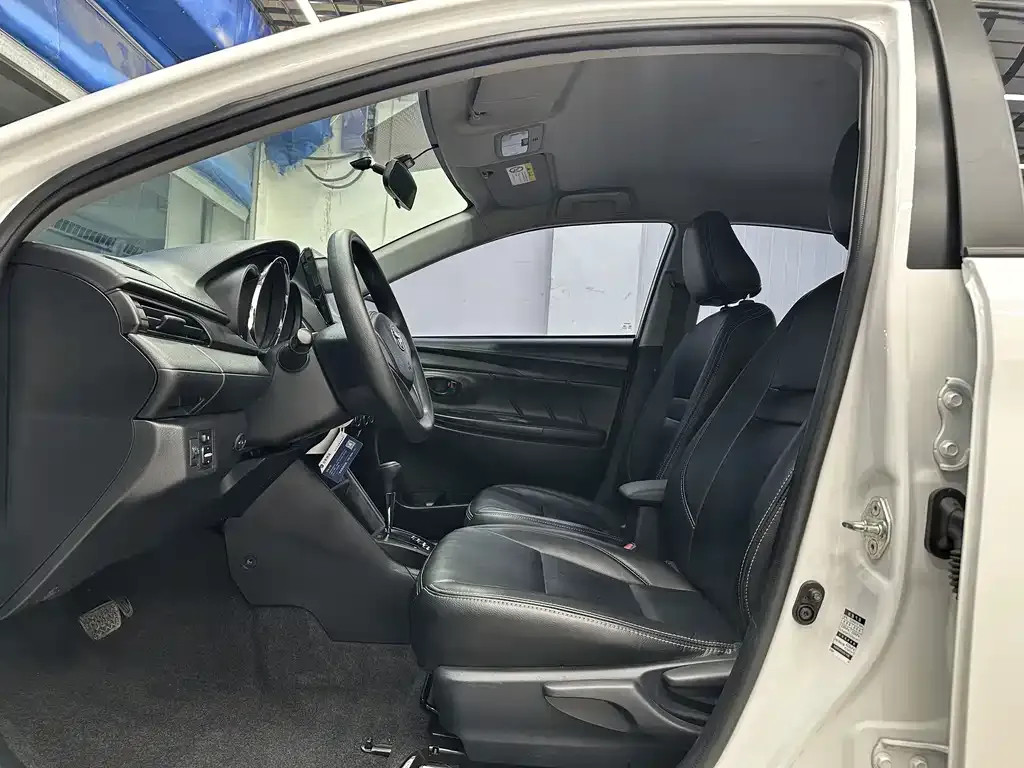 Toyota Yaris L — фото 4