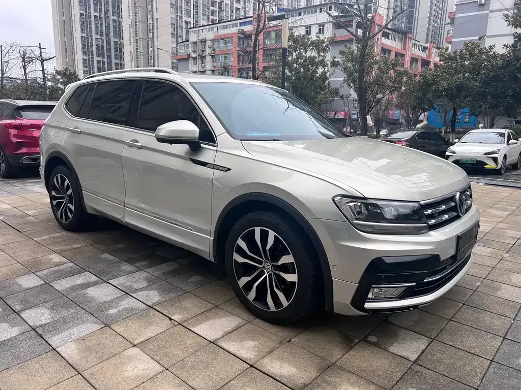Volkswagen Tiguan L — фото 10